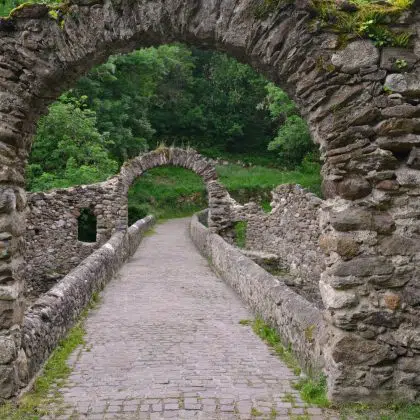 le pont du Diable, construit au XIIIè siècle par le Comte de Foix à Montoulieu (09000) dans le département de l'Ariège dans les Pyrénées en région Occitanie, entre Foix et Tarascon, France