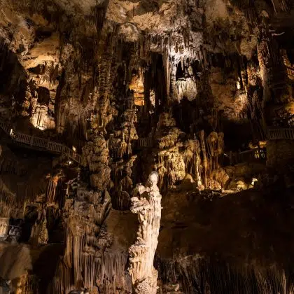 Stalagmite de la Vierge à l'Enfant au milieu de la salle dite la Cathédrale des Abysses dans la Grotte des Demoiselles